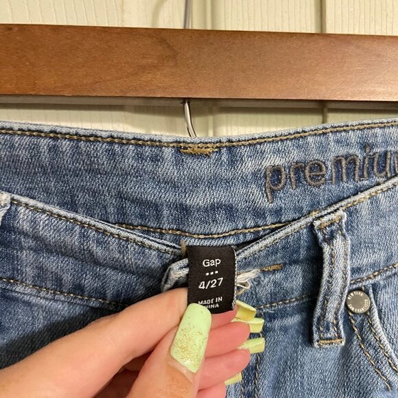 GAP Premium Womens Medium Wash Mid Rise Rolled Cuff Relaxed Ankle Jeans Sz 4/27 - Picture 3 of 8
